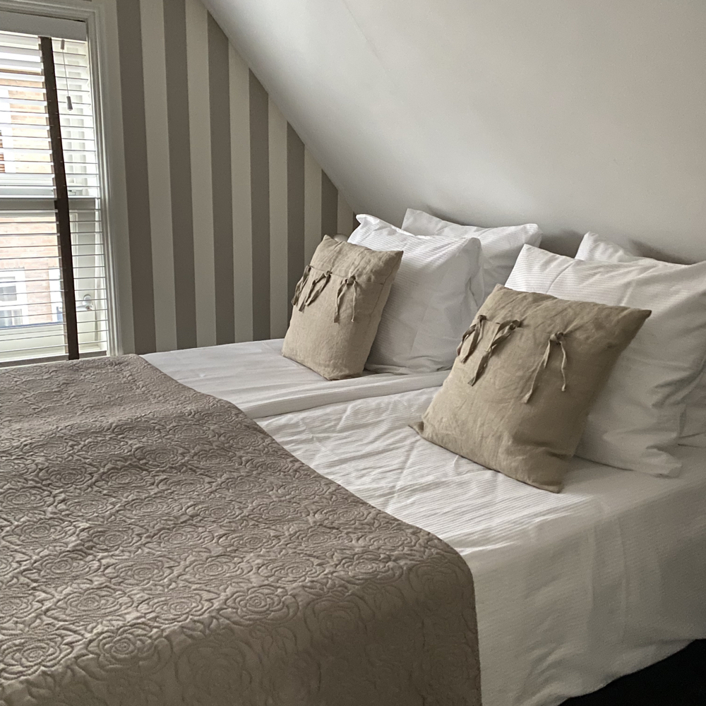 Opgemaakt bed in de B&B