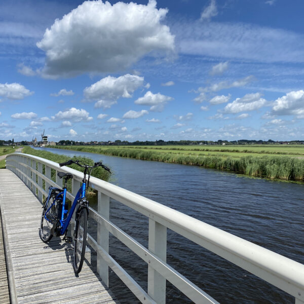 Elektrische fiets op een brug