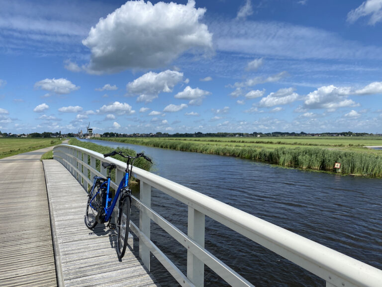 Elektrische fiets op een brug