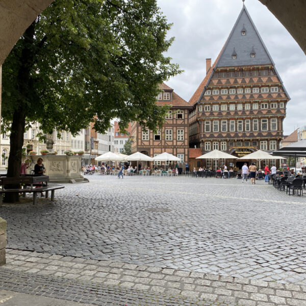 Pleintje met vakwerkhuizen en terrassen.