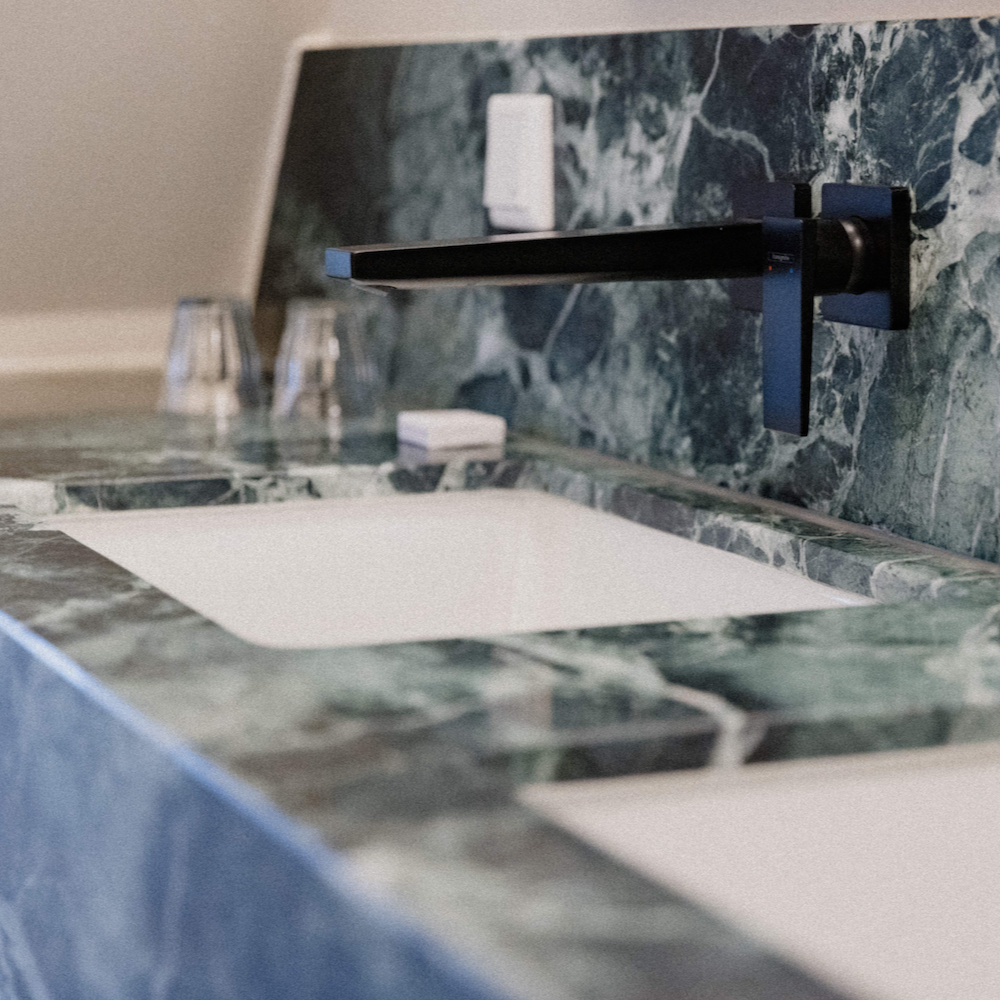 Marmeren wastafel in een van de hotelkamers.