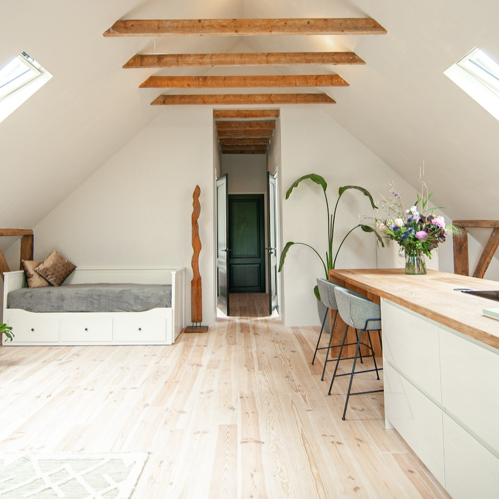 Licht appartement met kookeiland