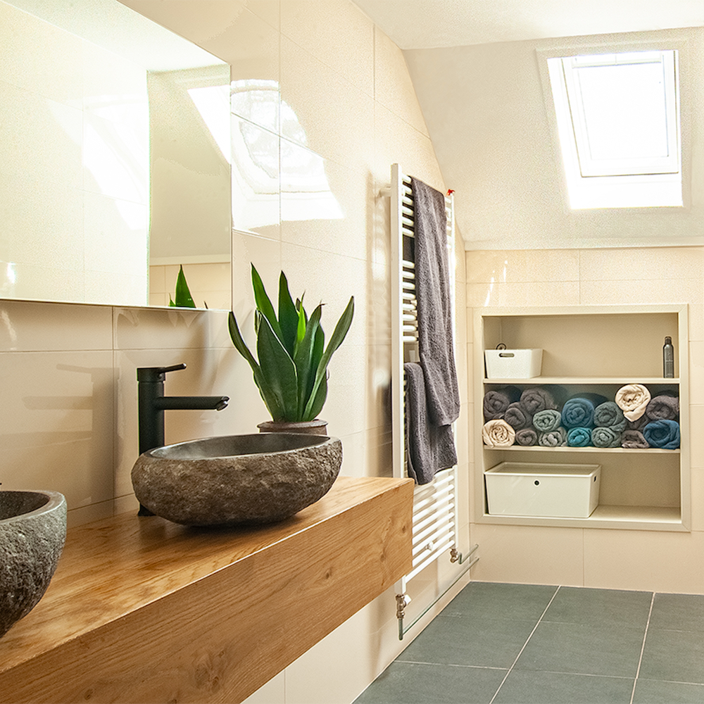 Badkamer met robuuste wastafels.