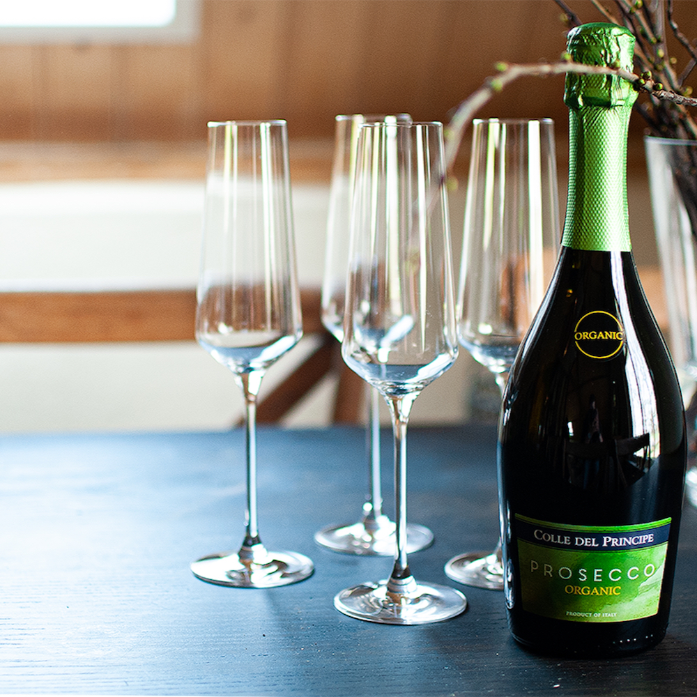 Een fles prosecco met glazen
