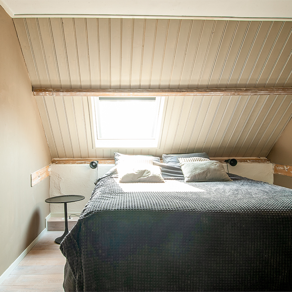 Slaapkamer onder een schuin dak.