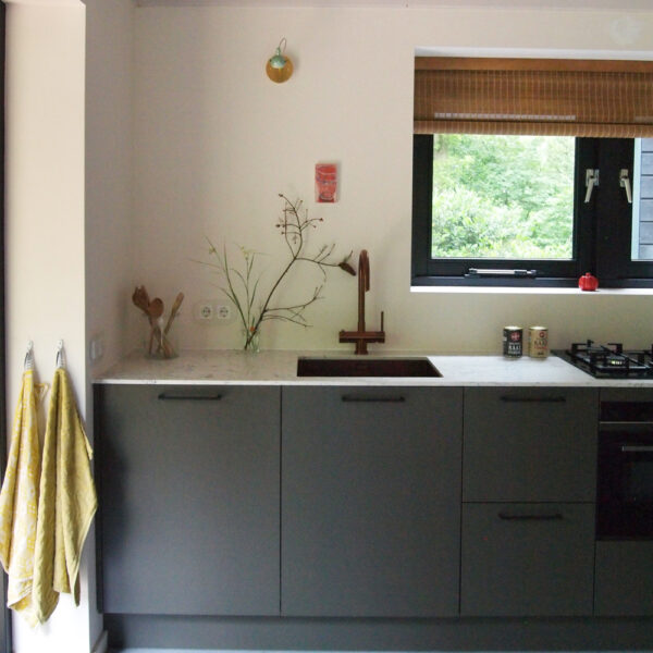 Antraciet kleurige keuken in het boshuis