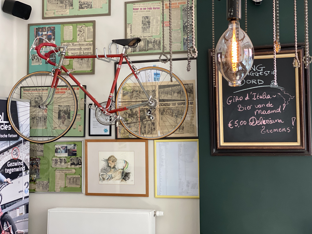 Fiets aan de wand in het café