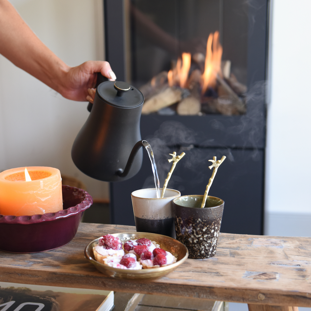 Thee en lekkers bij de haard in de B&B