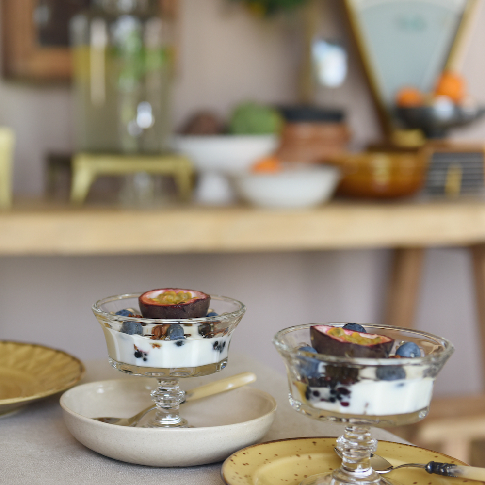 Yoghurt met fruit bij het ontbijt