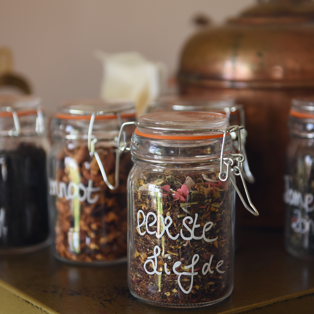 Losse thee in glazen potjes