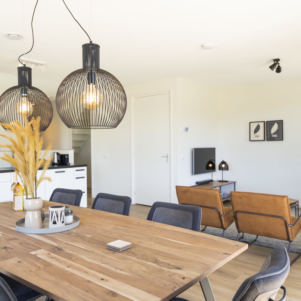 Eettafel en zithoek groepsaccommodatie Texel