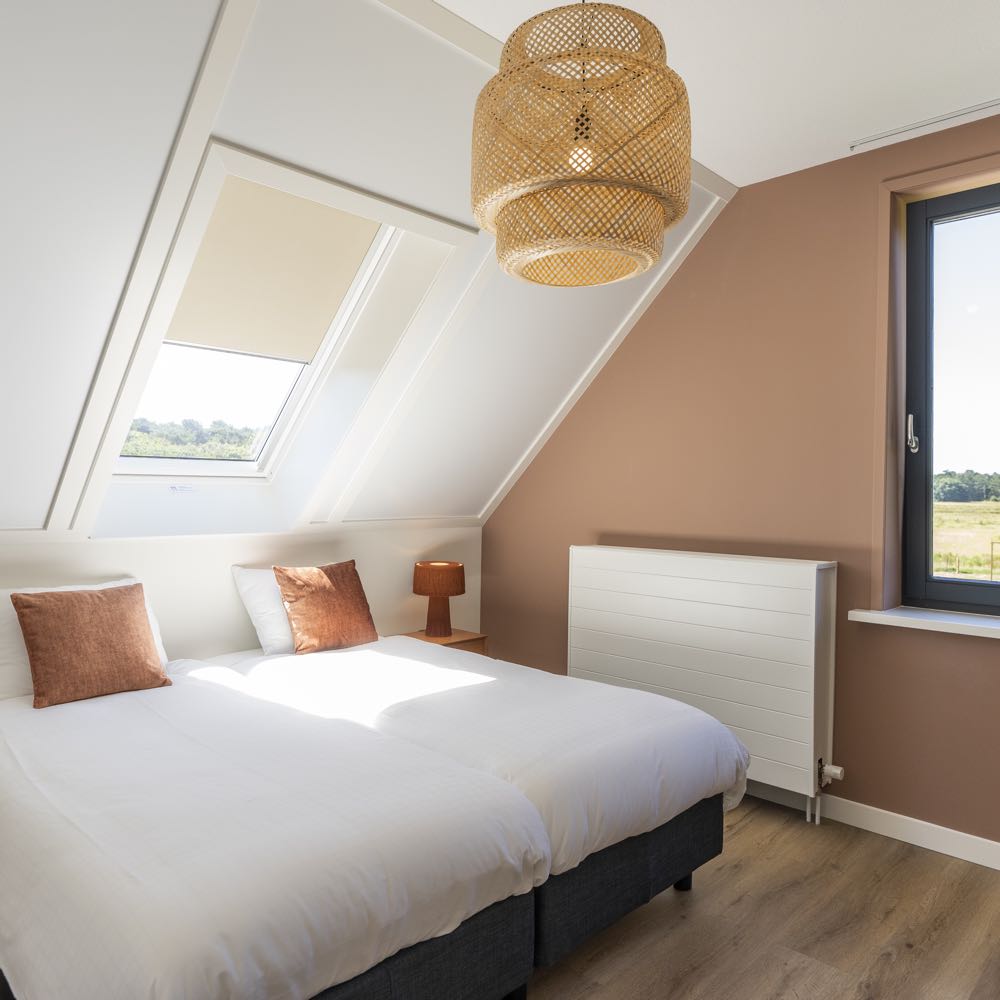 Slaapkamer met dakraam groepsaccommodatie Texel