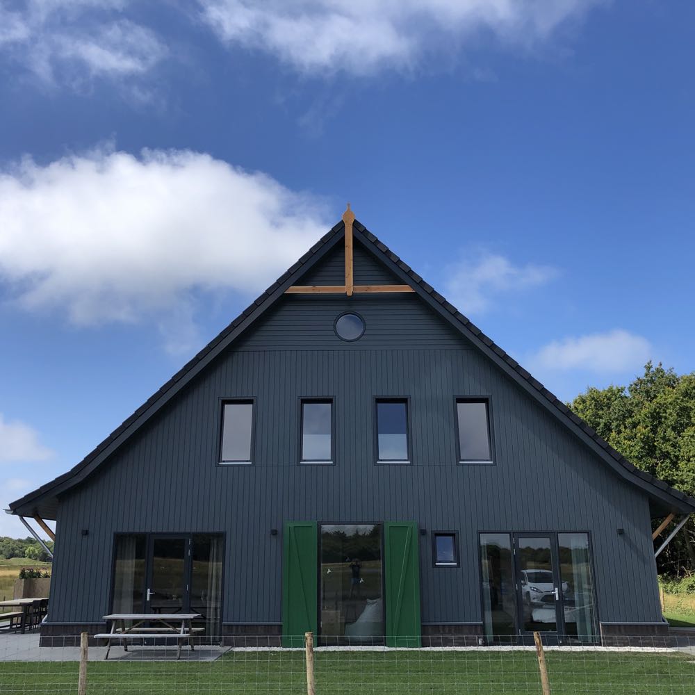Zwarte gevel groepsaccommodatie Texel