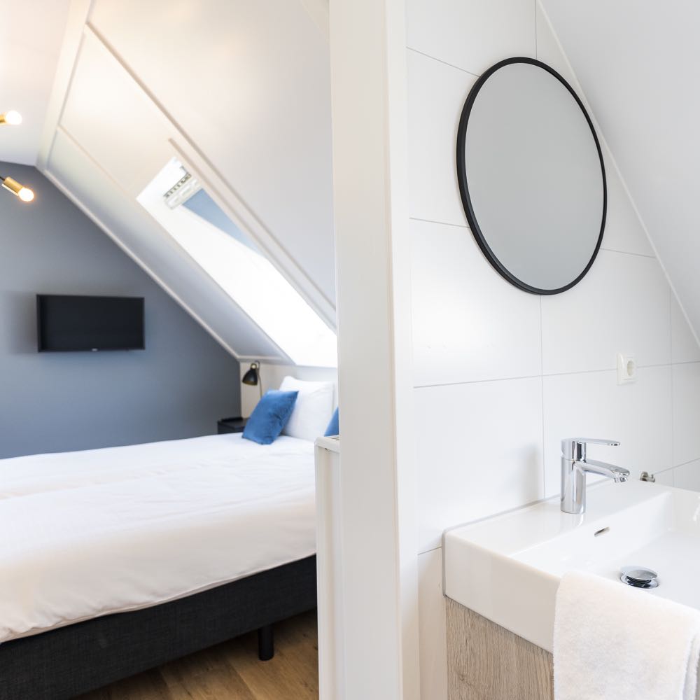 Slaapkamers met eigen badkamer groepsaccommodatie Texel