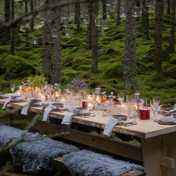 Gedekte tafel met kaarsjes in het bos van Smaland