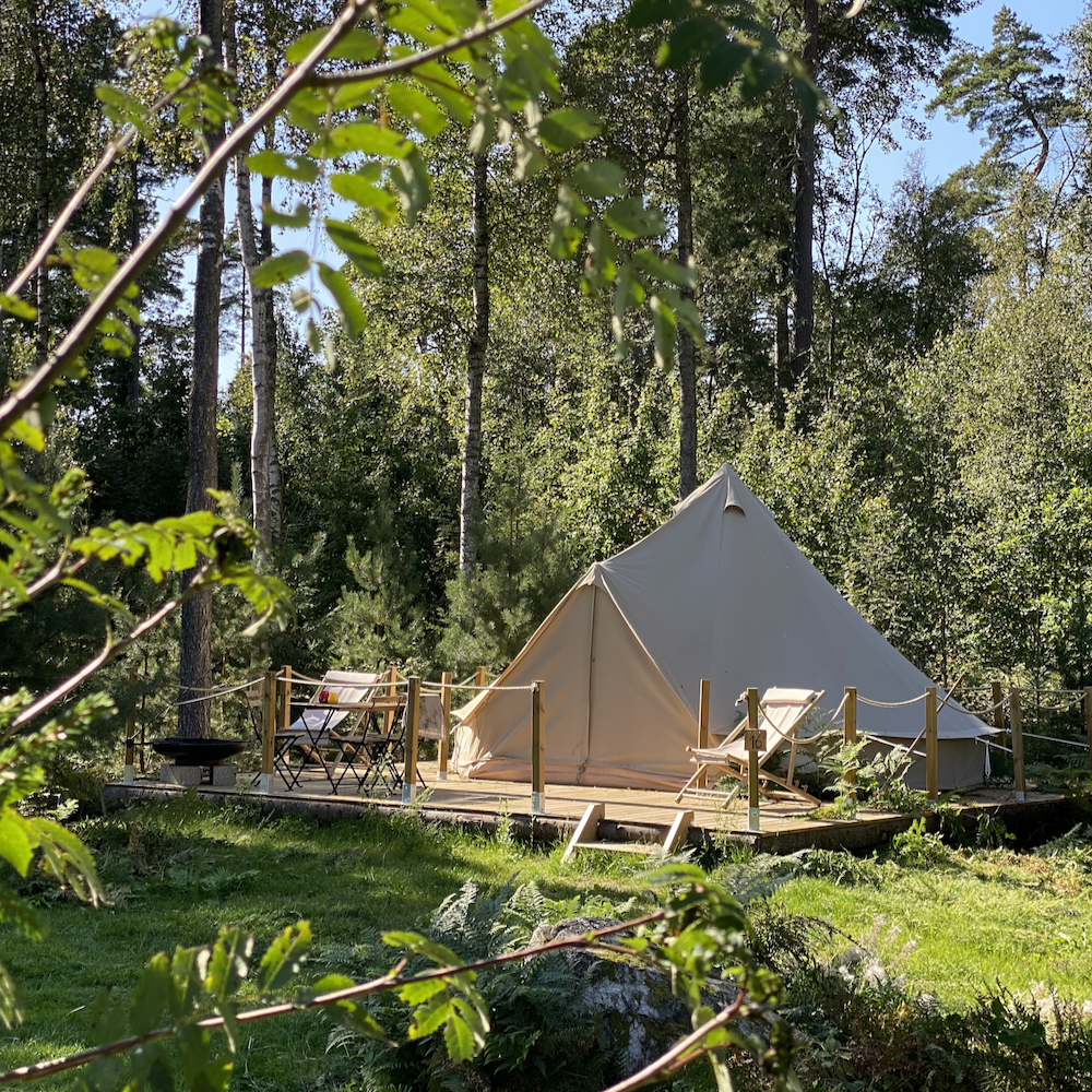 Tent midden in de natuur op een camping in Smaland