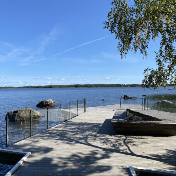 Steiger langs de waterkant