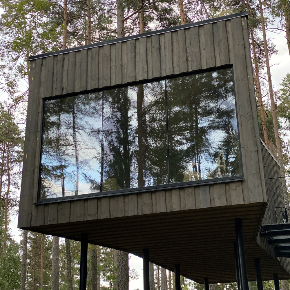Moderne boomhut in Zweden