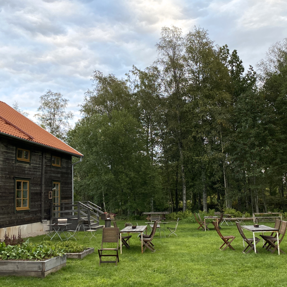 Zitjes buiten het café in Zweden