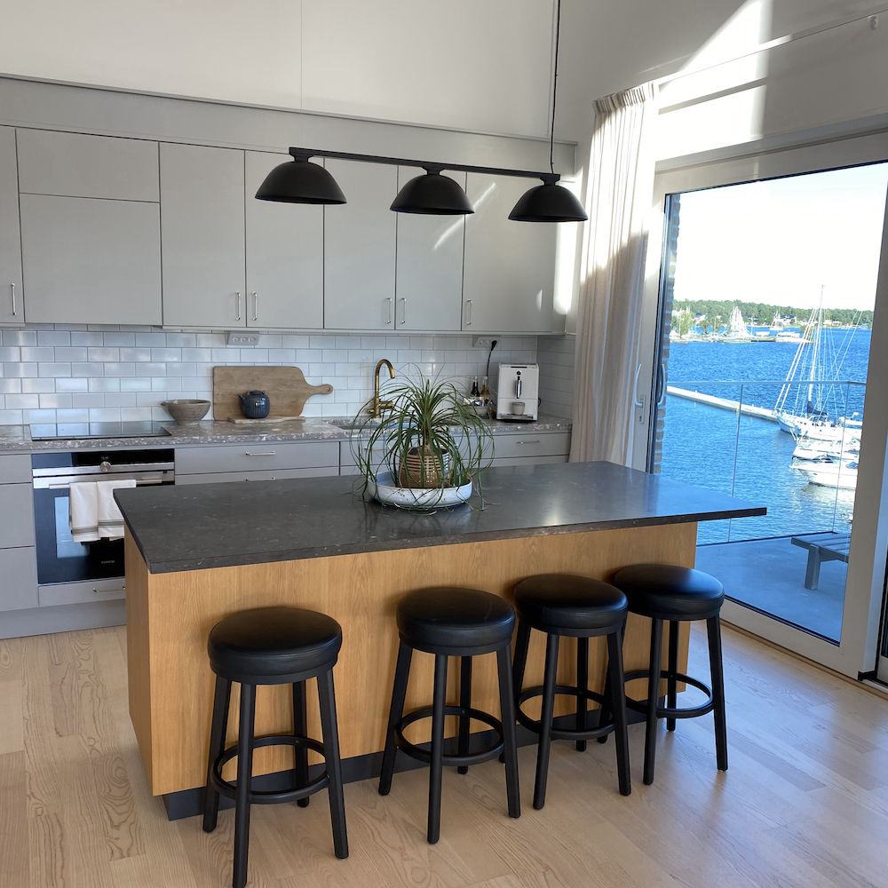 Bar in de keuken in een suite in Zweden