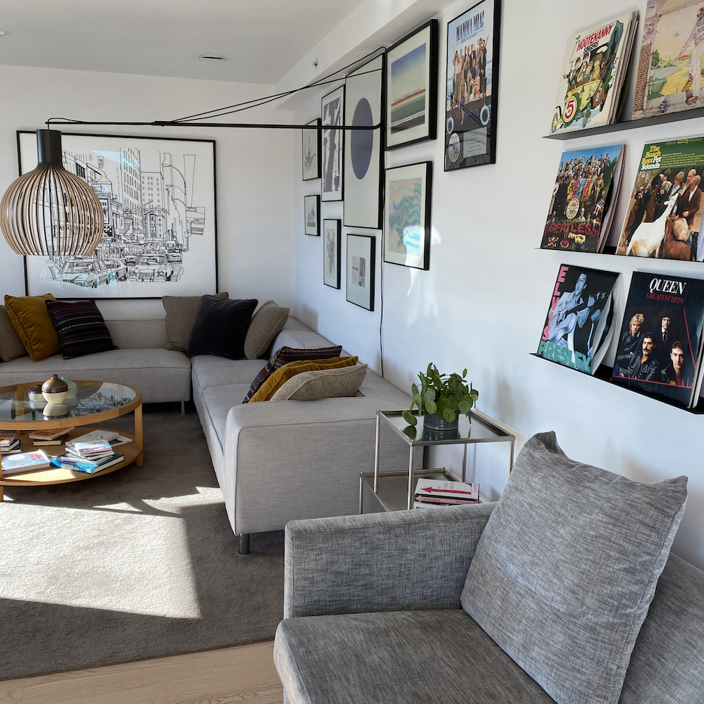 Comfortabele loungebank met schilderijen aan de muur