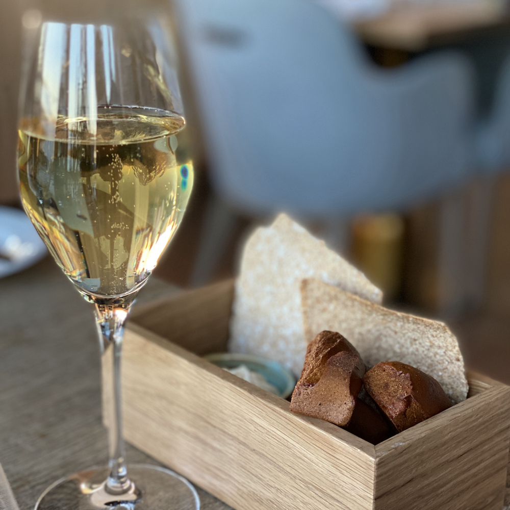 Diner met een heerlijk glaasje wijn in Zweden