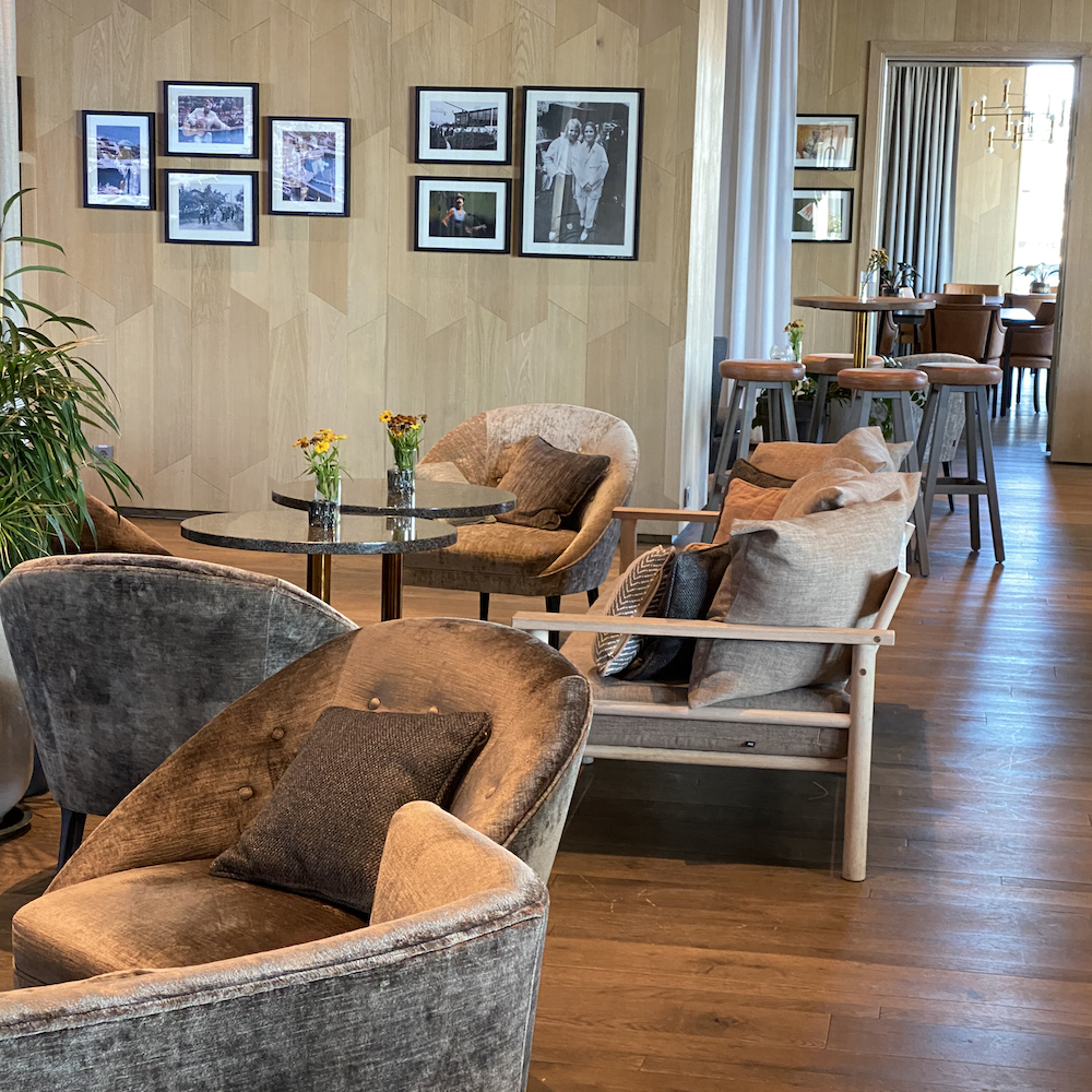 Zitjes in de lounge van het hotel in Västervik