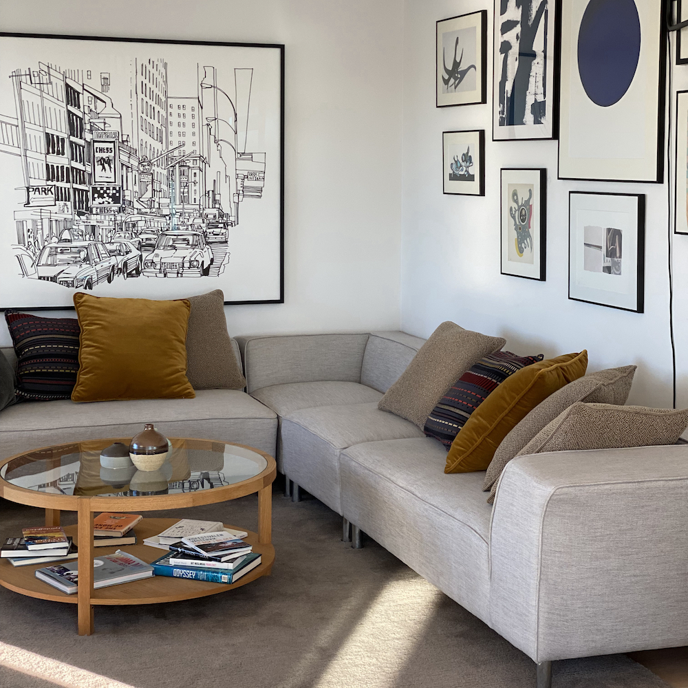 Comfortabele en grote bank in de woonkamer