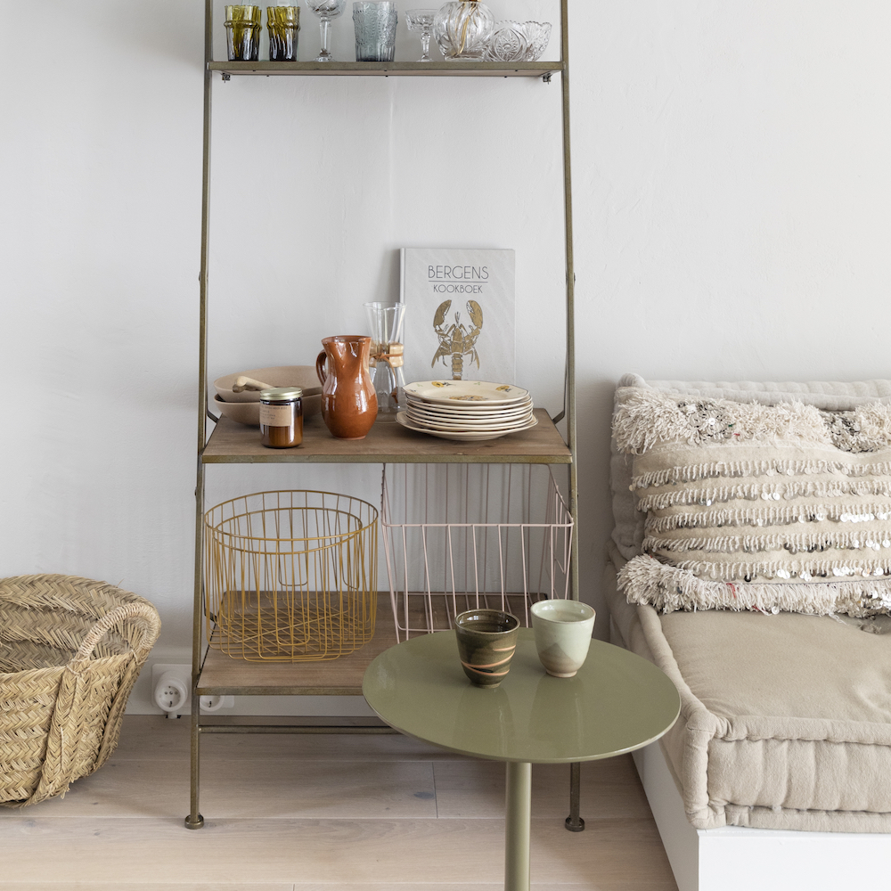 Wandkastje met serviesgoed