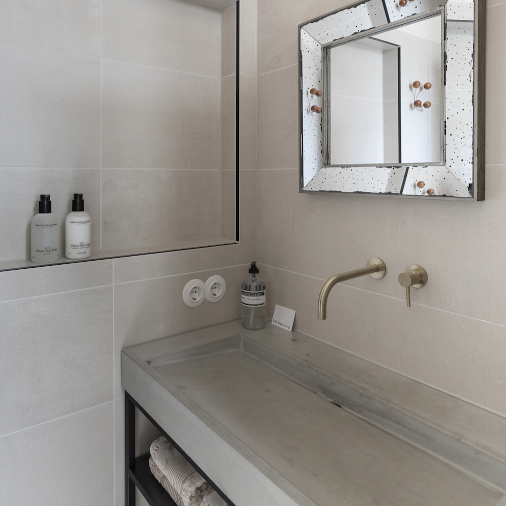 Badkamer met betonnen wastafel