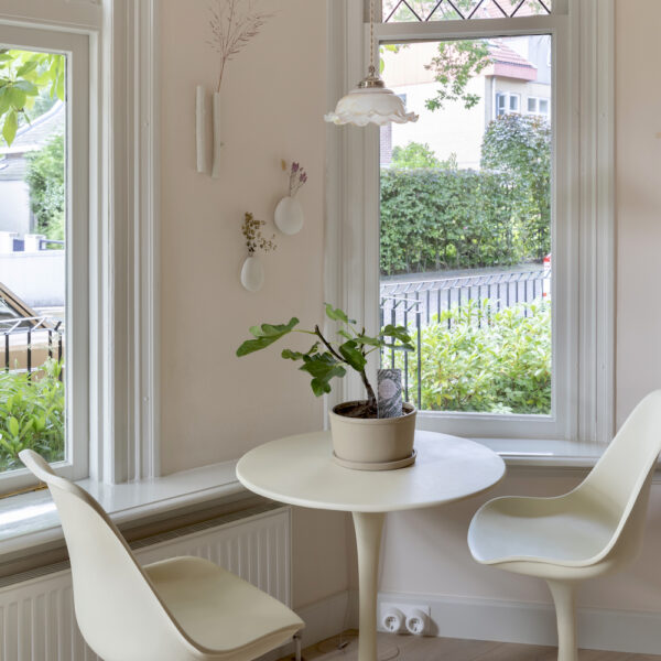 Zitje met ronde tafel en design stoelen