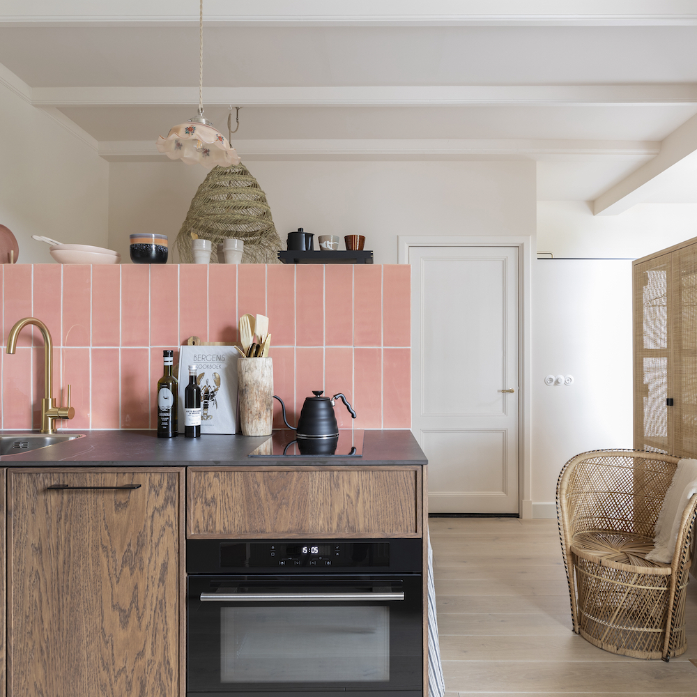 Keuken met roze wandtegels