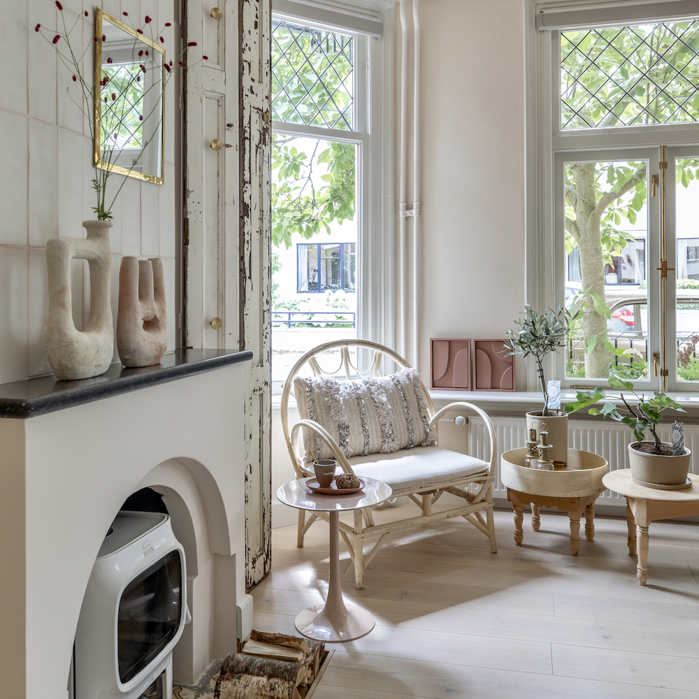 Zithoek en houtkachel in het appartement in Bergen