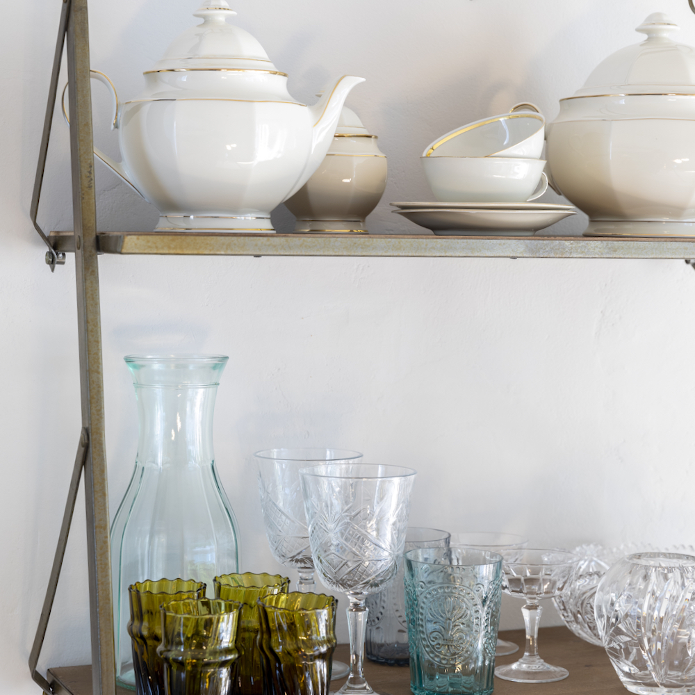 Servies en glaswerk in het appartement in Bergen