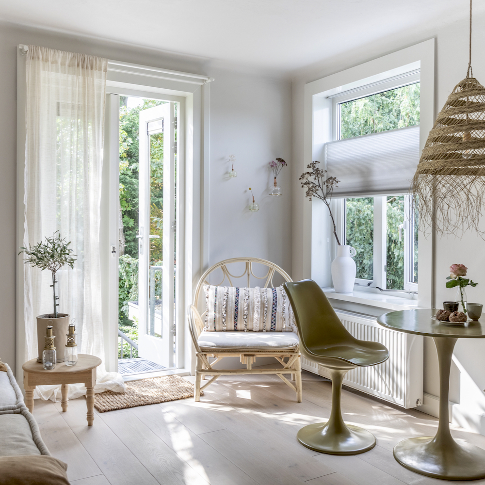 Licht interieur in het knusse appartement in Bergen