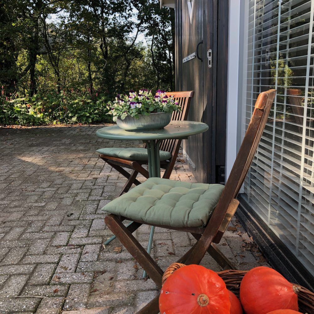 Zitje buiten bij vakantiehuis in het Sterrebos