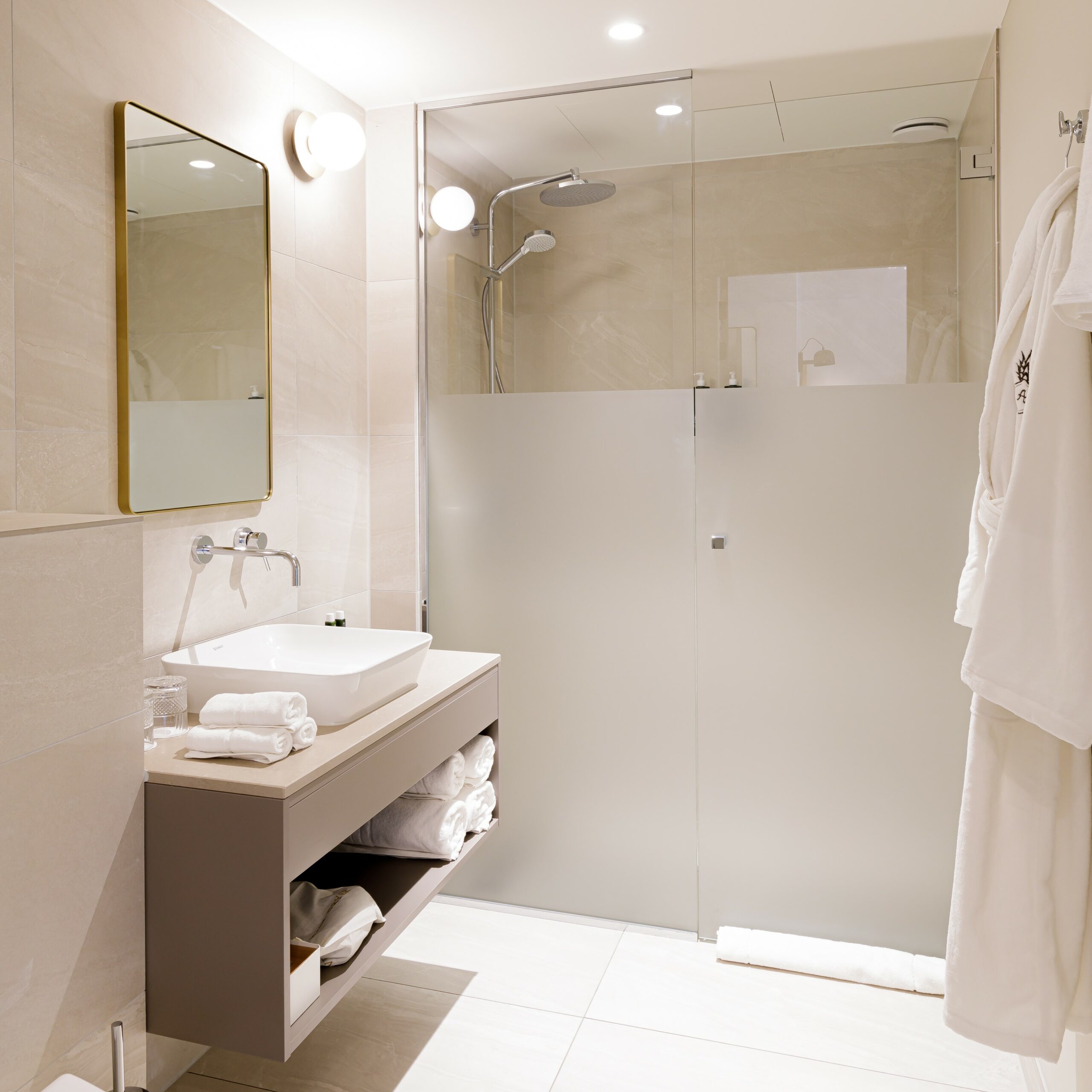 Ruime badkamer van het hotel in Nieuwersluis