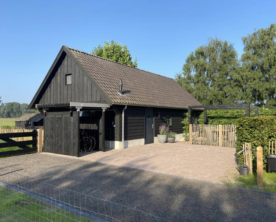 Zwart vakantiehuisje