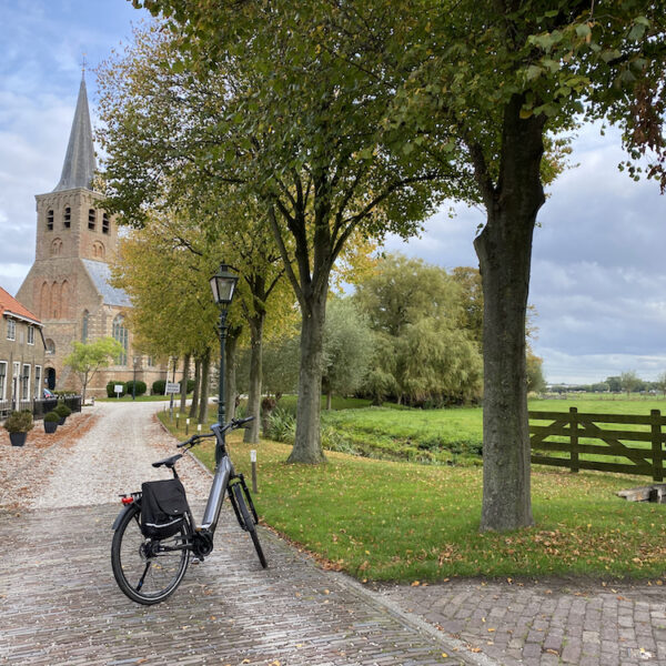 Fiets in een idyllisch dorpje