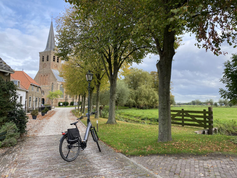 Fiets in een idyllisch dorpje