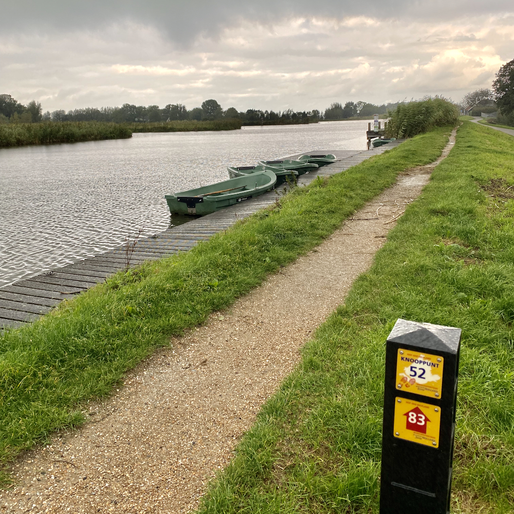 Wandelen langs het water in Midden-Delfland