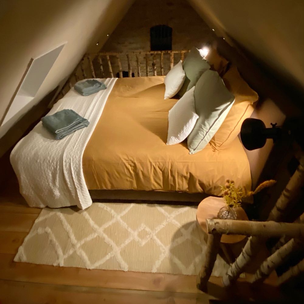 Slaapvide met opgemaakt tweepersoons bed in het vakantiehuis