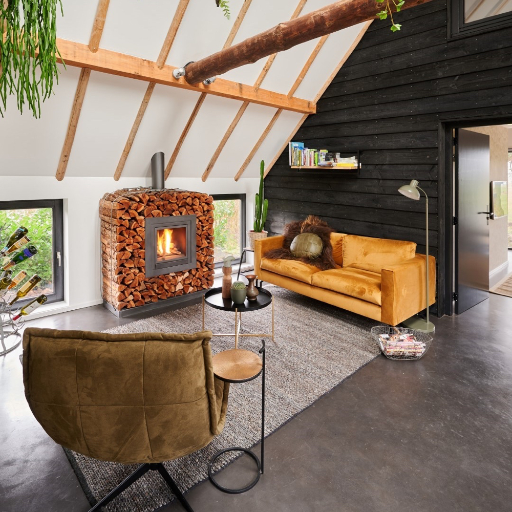 Living met haard, bank en fauteuil in de B&B