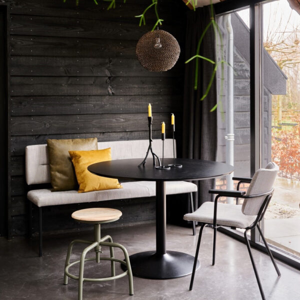 Eethoek met ronde tafel en bankje langs de wand in de B&B