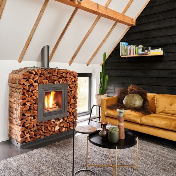 Zithoek met haard in de B&B in Drenthe