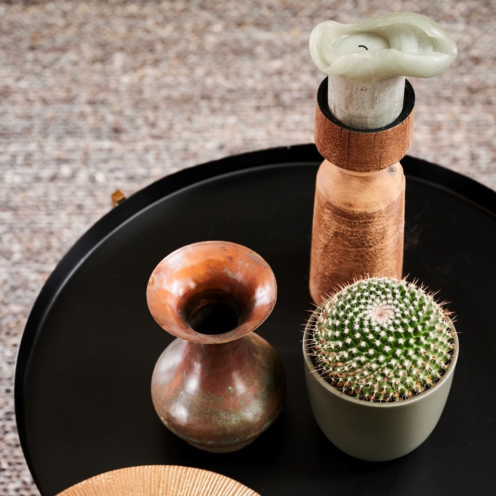 Kaarsen en cactus op een dienblad