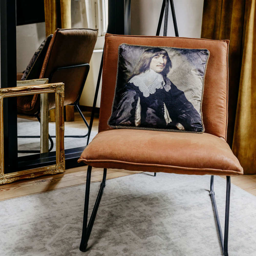 Hippe fauteuil in de suite van de molen
