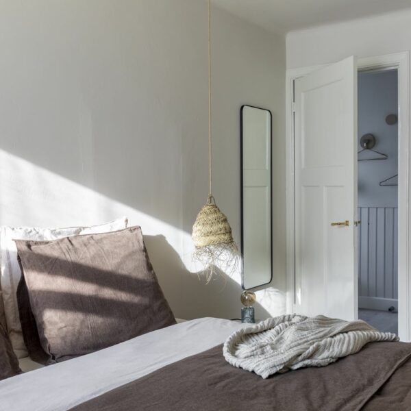 Slaapkamer met een comfortabel tweepersoons bed in het appartement in Bergen