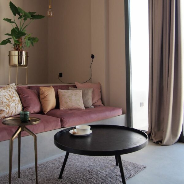 Sfeervolle huiskamer in een suite in Spanje