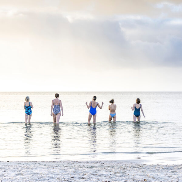 Winterzwemmen in het waterland van Friesland